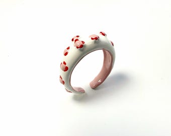 Anillo de punto rojo esmaltado hecho a mano: joya escultural de cerámica con un toque llamativo