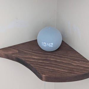 Estante flotante de esquina moderno hecho a mano: acabado caoba roja, orificio para cable