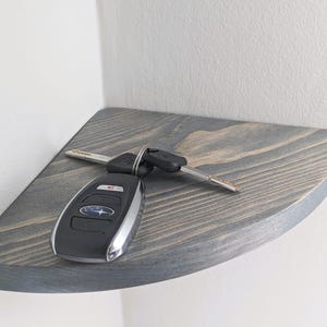 Ronde houten hoekplank: zwevend woondecoratie