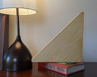 Estante esquinero de madera maciza: almacenamiento triangular flotante