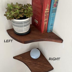Estante flotante de esquina de roble rojo hecho a mano: incluye orificio para cable - Estante minimalista - Regalo para mamá - Hogar