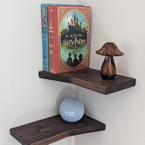 Estante esquinero de madera maciza hecho a mano con orificio para cable - Diseño flotante moderno