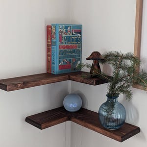 Estante de esquina de madera moderno con orificio para alambre: Estante de pared flotante