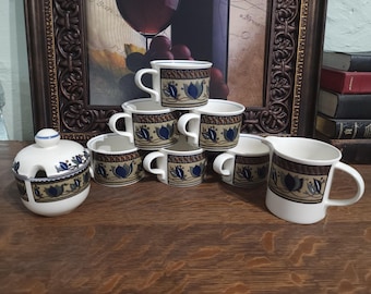 Juego de tazas de café Mikasa Intaglio Arabella con lechera y azucarero – Gres azul con estampado floral.