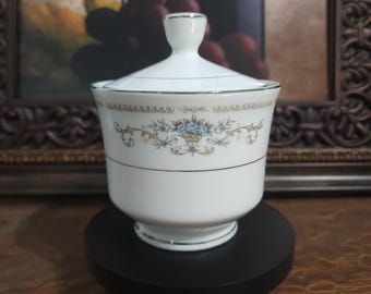 Azucarero de porcelana fina Diane Japan con tapa y borde dorado. Plato para servir.