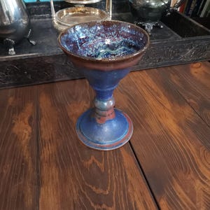 Kielich Vintage Studio Pottery – ręcznie robiony kamionkowy kielich, szkliwo niebieskie i rdzawe