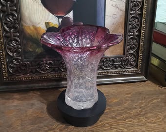 Jarrón de cristal artístico rosa arándano con borde ondulado – Detalle de cristal de estudio con burbujas controladas