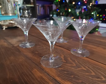 Juego de 4 copas de cóctel vintage de cristal grabado "Revere" con diseño de hojas talladas de mediados de siglo.