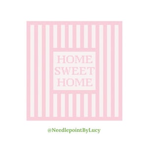以下が含まれることがあります： ピンクと白のストライプの針仕事キャンバスに、ピンクの文字で「Home Sweet Home」と書かれています。
