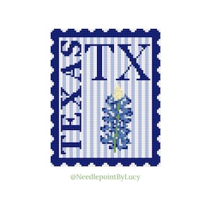 Puede incluir: Diseño de punto de cruz con una flor de altramuz azul y las letras "TX" dentro de un marco a rayas azules y blancas. La palabra "TEXAS" se muestra verticalmente en el lado izquierdo. El diseño está enmarcado con un borde azul oscuro.