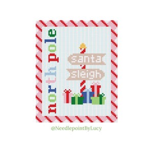 以下が含まれることがあります： クリスマスをテーマにしたクロスステッチのデザイン。「North Pole」の文字、サンタとそりの案内板、包装されたプレゼントが描かれています。ボーダーは赤と白のストライプです。サイズはcm単位です。