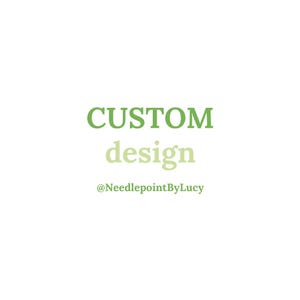 Op de afbeelding: Witte achtergrond met de woorden "CUSTOM design" in groen en lichtgroen. Daaronder staat de gebruikersnaam van de Etsy-shop, "@NeedlepointByLucy".
