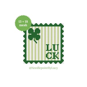 Op de afbeelding: Een vierkant kruissteekontwerp met een groene klaver en het woord "LUCK" in groene blokletters. De achtergrond heeft verticale strepen in lichtgroen en wit. Het ontwerp is omlijst met een donkergroene rand. De tekst "13 + 18 mesh" staat in een groene cirkel.