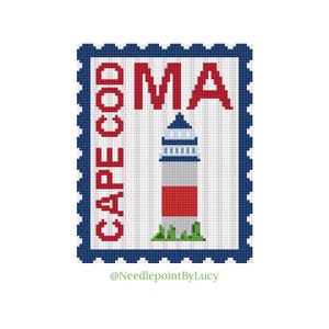 Puede incluir: Un diseño de punto de cruz con un faro con rayas rojas y blancas, un tejado azul y el texto "CAPE COD MA" en rojo. El diseño está enmarcado por un borde azul con un borde de sello.