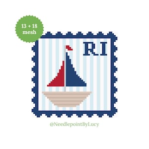 Può includere: Un disegno di barca a vela pixelato su uno sfondo a forma di francobollo. La barca a vela ha una vela rossa e una vela blu, con uno scafo beige. Il francobollo ha un bordo blu e le lettere "RI". L'immagine include anche il testo "13 + 18 mesh".