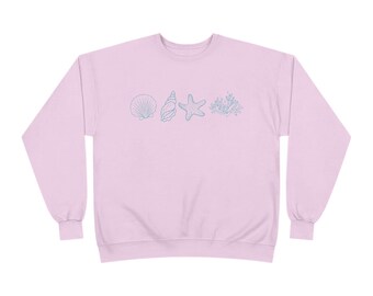 Könnte beinhalten: Ein hellrosa Sweatshirt mit einer blauen Umrandung einer Muschel, einer Muschel mit einer Spirale, einem Seestern und einem Korallenriff.