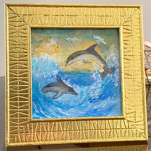 Dipinto in miniatura di delfini in cornice in foglia d'oro, 4x4 pollici, paesaggio marino, dipinto fatto a mano