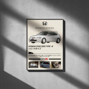Könnte beinhalten: Gerahmtes Poster mit einem weißen Honda Civic EK9 Type R. Das Poster enthält das Honda-Logo, den Text "This isn't just a Civic. This is the Type R" und japanischen Text. Zusätzliche Bilder des Autos befinden sich unten.