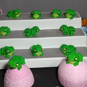 3D Printed Articulated Frog – Green Flexible Fidget Toy – Cute Frog Figurine – Unique Gift for Frog Lovers – Fun Desk Pet or Shelf Decor