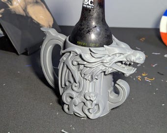 Jarra con soporte para latas de dragón, impresa en 3D, enfriador de bebidas de fantasía, tarro de cerveza, decoración medieval, accesorio de escritorio