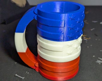 Portavasos patriótico con bandera estadounidense impresa en 3D, estrellas, rayas, rojo, blanco y azul.