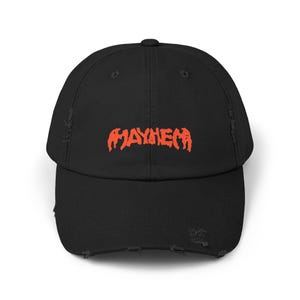 Puede incluir: Gorra de b&eacute;isbol negra desgastada con un logotipo rojo bordado que dice "MAYHEM".