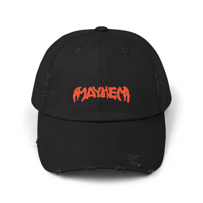 Puede incluir: Gorra de b&eacute;isbol negra desgastada con un logotipo rojo bordado que dice "MAYHEM".
