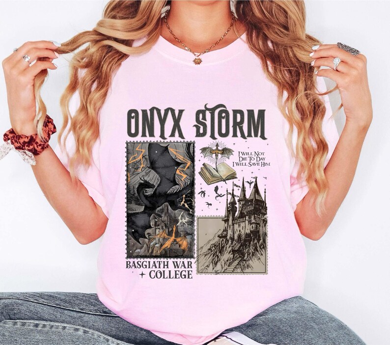 Puede incluir: Camiseta rosa con un estampado gr&aacute;fico en blanco y negro que representa un drag&oacute;n, un castillo y un libro. El texto "ONYX STORM" est&aacute; impreso en negro en la parte superior del gr&aacute;fico. El texto "I WILL NOT DIE TO DAY I WILL SAVE HIM" est&aacute; impreso en negro debajo del gr&aacute;fico. El texto "BASGIATH WAR + COLLEGE" est&aacute; impreso en negro en la parte inferior del gr&aacute;fico.