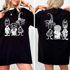 Pu&ograve; includere: T-shirt nero con un'illustrazione bianca di tre personaggi dei cartoni animati. La parte anteriore della maglietta mostra i personaggi insieme, e il retro ha lo stesso disegno. La maglietta ha una vestibilit&agrave; ampia, adatta all'abbigliamento casual.