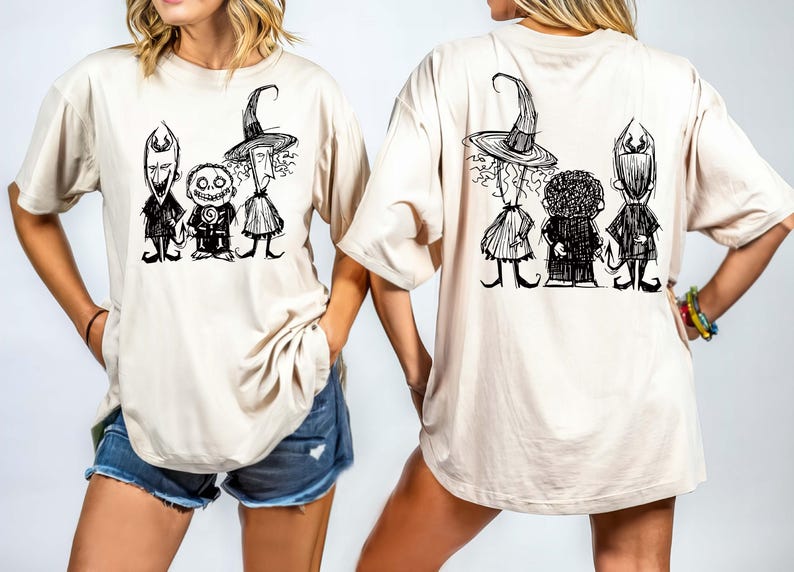 Pu&ograve; includere: T-shirt beige con un'illustrazione a fumetti in bianco e nero di tre personaggi sul davanti e sul retro. Il design include una strega, un personaggio con la testa rotonda e un personaggio con le corna. La maglietta ha maniche corte e una vestibilit&agrave; ampia.