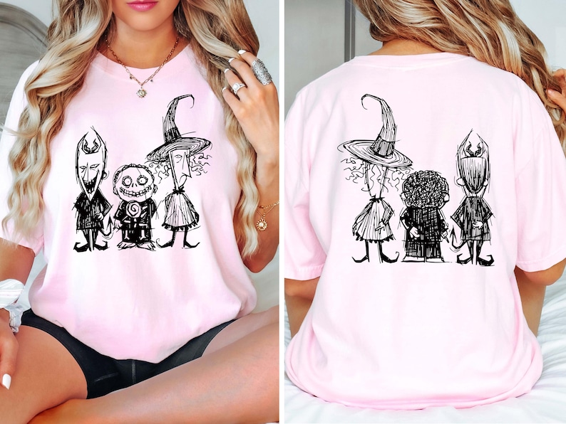 Pu&ograve; includere: T-shirt rosa chiaro con un'illustrazione in bianco e nero di tre personaggi dei cartoni animati. La parte anteriore della maglietta mostra i personaggi fianco a fianco, mentre il retro mostra lo stesso disegno. Il design &egrave; in stile stravagante e disegnato a mano.