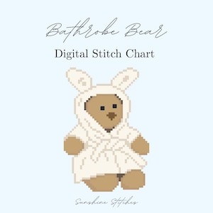 Könnte beinhalten: Ein digitales Stichmuster mit einem pixeligen Teddybären in einem weißen Bademantel mit Hasenohren. Der Text "Bathrobe Bear" und "Digital Stitch Chart" steht oben, mit "Sunshine Stitches" unten, alles auf hellblauem Hintergrund.