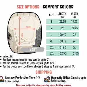 K&ouml;nnte beinhalten: Elfenbeinfarbenes T-Shirt mit Gr&ouml;&szlig;en- und Ma&szlig;angaben. Die L&auml;nge des Shirts reicht von 67,6 cm bis 82,6 cm, und die Breite variiert von 46,4 cm bis 70,5 cm. Das Bild enth&auml;lt auch Text zu Gr&ouml;&szlig;e und Passform.