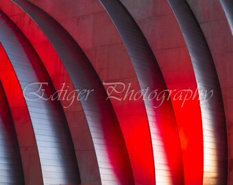 Curvas arquitectónicas modernas del Centro Kauffman al atardecer