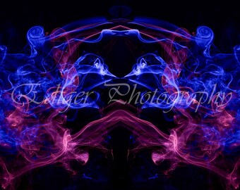 Simetría abstracta en humo azul y rosa