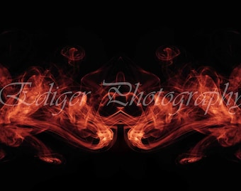 Arte abstracto de humo rojo intenso sobre fondo negro