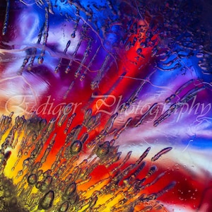 Op de afbeelding: Abstracte foto van een kleurrijk, getextureerd oppervlak met een verscheidenheid aan kleuren, waaronder rood, blauw, paars en geel. Het oppervlak lijkt van ijs of glas te zijn, met een verscheidenheid aan vormen en patronen.