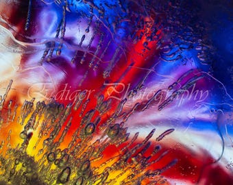 Hielo abstracto vibrante con burbujas de aire atrapadas y luz colorida