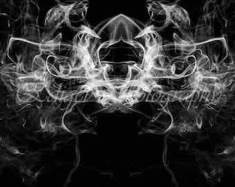 Humo monocromático en blanco y negro, simetría abstracta sobre fondo negro