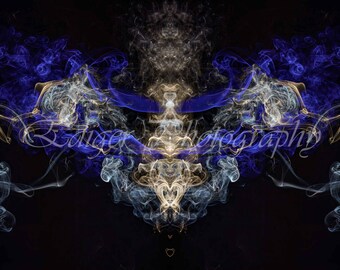 Arte abstracto de humo etéreo dorado y azul sobre fondo negro