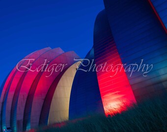 El Centro Kauffman para las Artes Escénicas de noche con una espectacular iluminación roja y azul