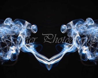 Elegante simetría abstracta de humo azul sobre fondo negro