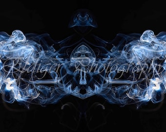 Humo azul intrincado abstracto con simetría