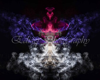 Simetría abstracta de humo rosa y morado sobre fondo negro