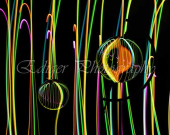 Senderos de luz de neón abstractos con esferas de vidrio que reflejan colores vibrantes