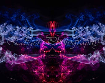 Humo colorido abstracto simétrico en rosa y azul