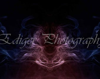 Humo azul y morado en espiral, simetría abstracta sobre fondo negro