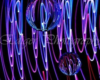 Senderos de luz abstractos con esferas de vidrio de colores sobre un fondo negro