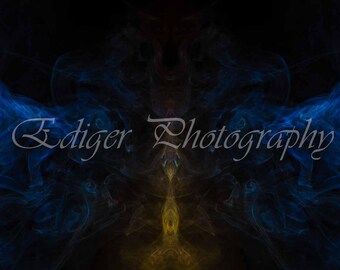 Humo azul con matices dorados Simetría abstracta sobre fondo negro