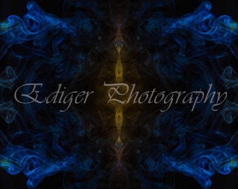 Resplandor dorado en humo azul Simetría abstracta sobre fondo negro